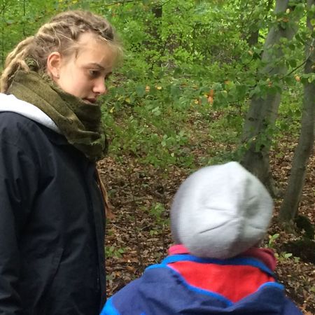 Schüler bekommen den Wald erklärt