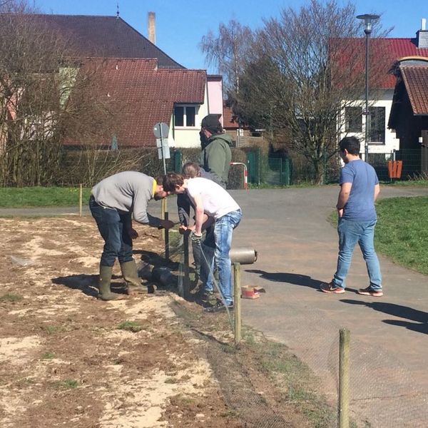 Aufstellen des Zaunes um das Blühdreieck