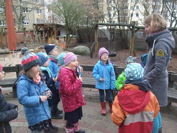 Kindergartenkinder mit Lupen