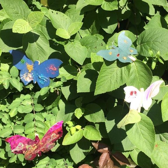 Schmetterlinge mit Holzklammern im Busch