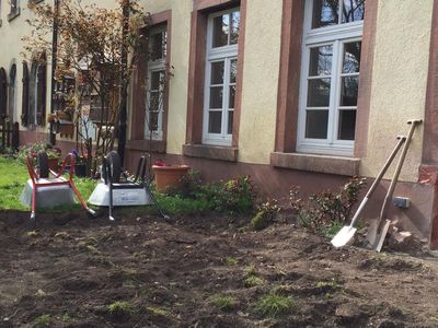 Pflanzarbeiten im Garten des neuen Stationsgebäudes