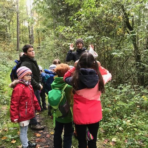 Kinder bei der Herbstexkursion