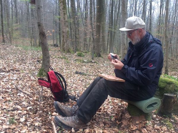 Erste Vogeleier werden vermessen