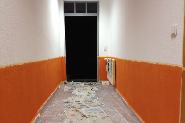 Wandsockel im Orange des Corporate Designs