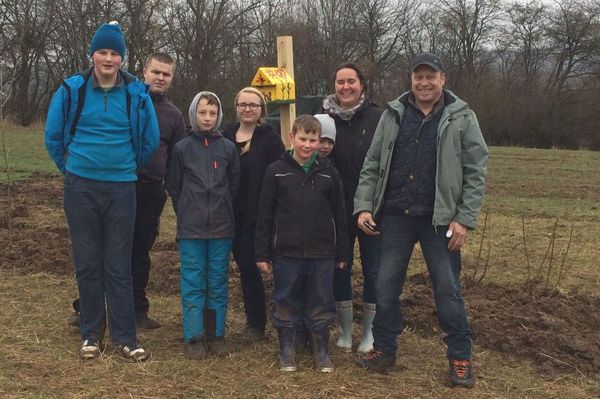 Pflanzung der Hecke mit Schulklassen