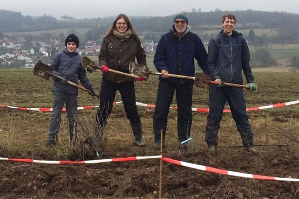 Pflanzung der Hecke mit Schulklassen